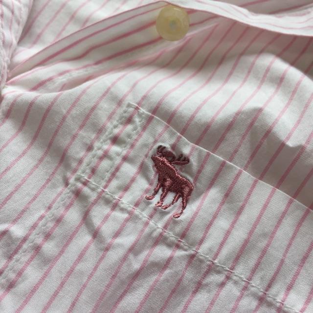 Abercrombie&Fitch(アバクロンビーアンドフィッチ)のアバクロ☆ストライプシャツ ピンク コーデュロイリボン トリム レディースのトップス(シャツ/ブラウス(長袖/七分))の商品写真