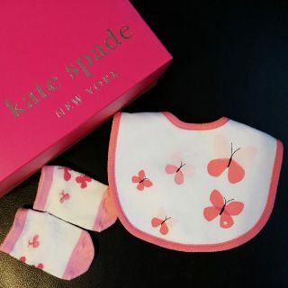 ケイトスペードニューヨーク(kate spade new york)の【AK1111様専用】kate spade スタイ&くつしたセット(ベビースタイ/よだれかけ)