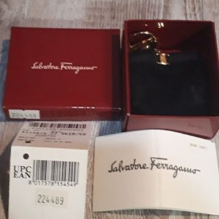 フェラガモ(Ferragamo)の【ほぼ美品】フェラガモ　ヴァラ　キーリング付　チャーム　ミニポーチ　シリアル有(ポーチ)