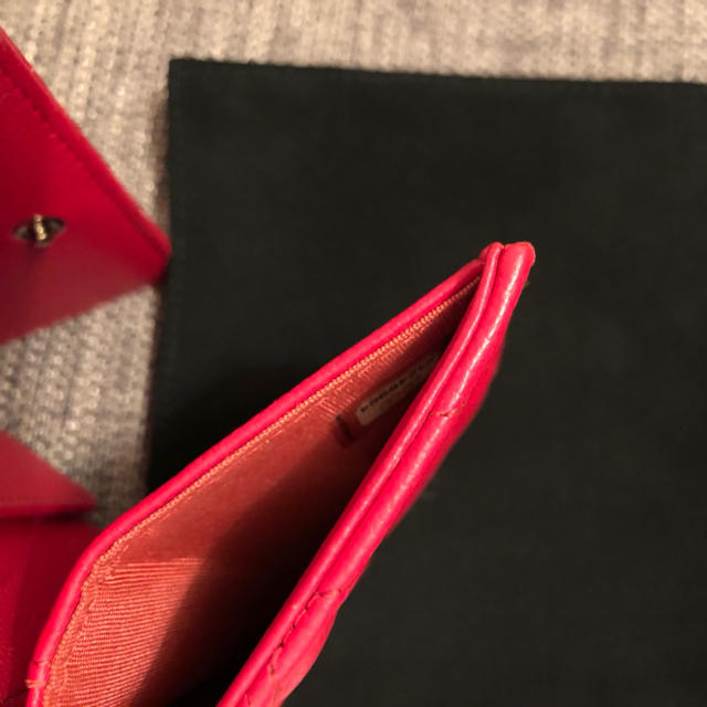 CHANEL(シャネル)の正規品 CHANEL キャビアスキン  三つ折り財布 カメリア  レディースのファッション小物(財布)の商品写真