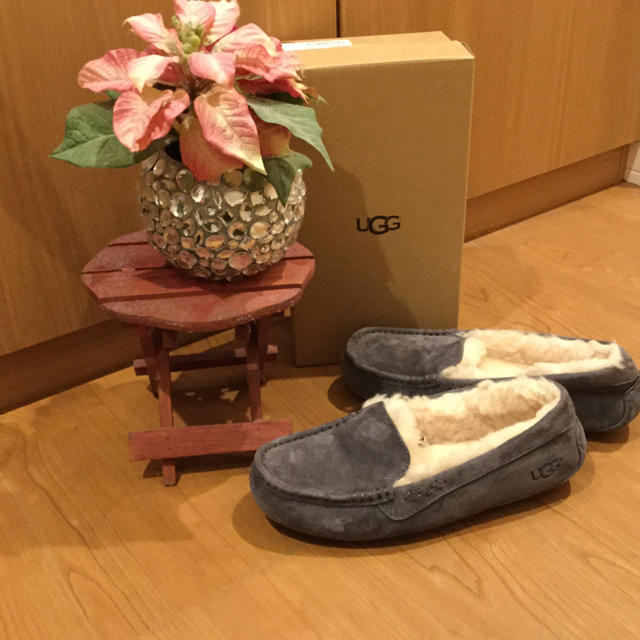 UGG(アグ)の最終値下げ❗️uggモカシンANSLEY2017💕サイズ７/グレー レディースの靴/シューズ(スリッポン/モカシン)の商品写真