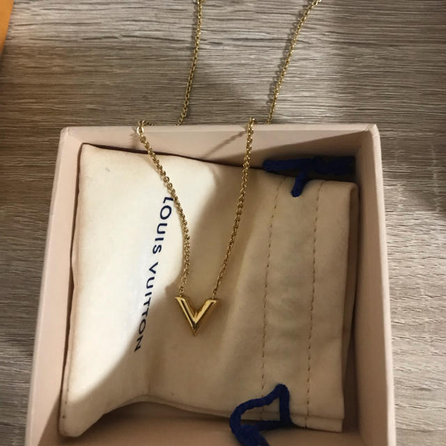 Louis Vuitton Louis Vuitton Essential V ネックレスの通販 By Ss00 S Shop ルイ ヴィトンならラクマ