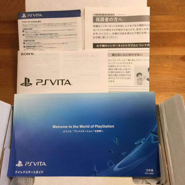 PlayStation Vita(プレイステーションヴィータ)のPlayStation®Vita（PCH-2000シリーズ） Wi-Fiモデル… エンタメ/ホビーのゲームソフト/ゲーム機本体(携帯用ゲーム機本体)の商品写真