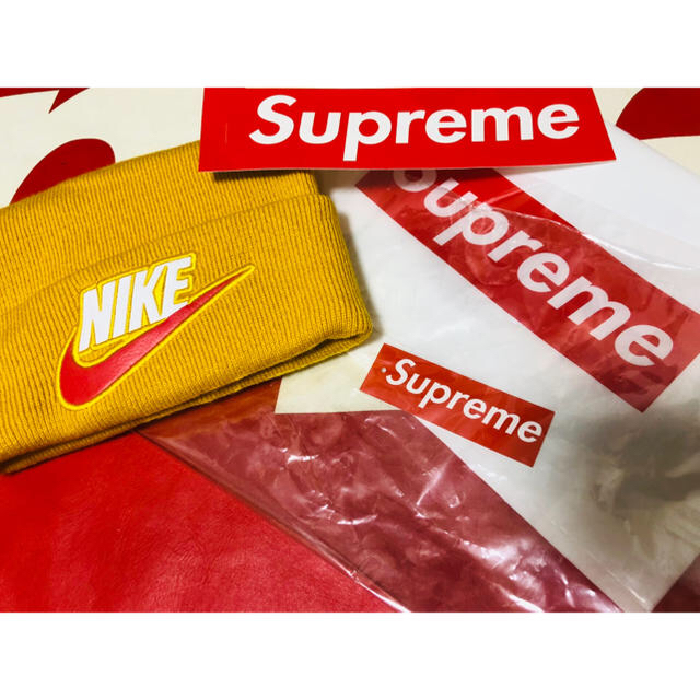 Supreme(シュプリーム)のステッカーショッパー付Supreme®/Nike® Beanie Mustard メンズの帽子(ニット帽/ビーニー)の商品写真