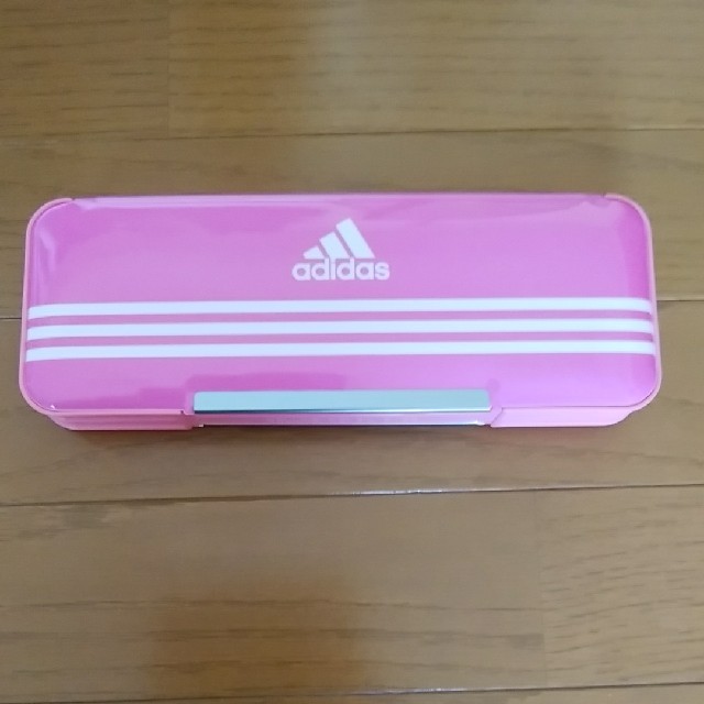 adidas(アディダス)のadidas ペンケース インテリア/住まい/日用品の文房具(ペンケース/筆箱)の商品写真