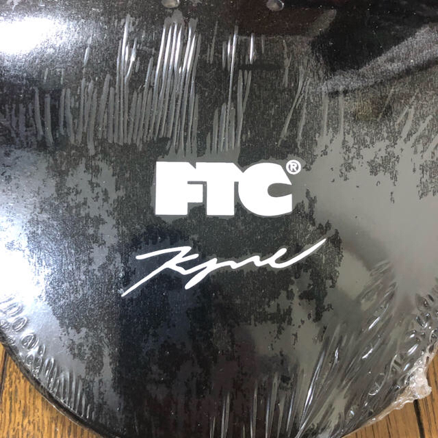 FTC(エフティーシー)のKYNE × FTC SKATE DECK デッキ on air  スポーツ/アウトドアのスポーツ/アウトドア その他(スケートボード)の商品写真