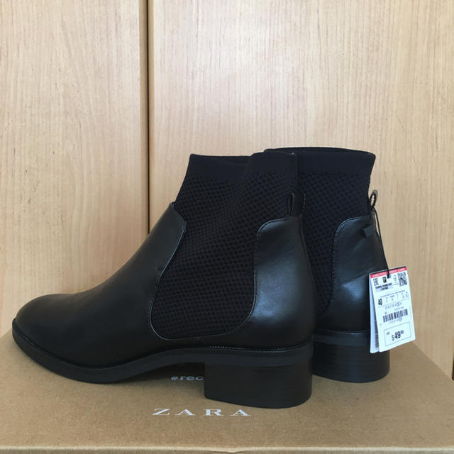 ZARA(ザラ)の新品zara boots 👢  レディースの靴/シューズ(ブーツ)の商品写真