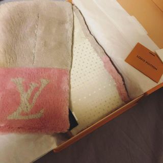 ルイヴィトン(LOUIS VUITTON)のLV ♥️♥️エシャルプ・LVイン ザ シティー(マフラー/ショール)