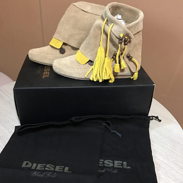 DIESEL(ディーゼル)のDIESEL ディーゼル ブラックゴールド ショートブーツ 23㎝ 未使用訳あり レディースの靴/シューズ(ブーツ)の商品写真