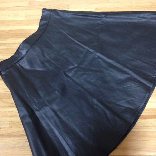 H&M(エイチアンドエム)のフェイクレザースカート2枚 レディースのスカート(ミニスカート)の商品写真