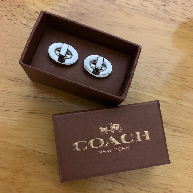 COACH(コーチ)のちょこりん様専用 COACH コーチ カフス 新品 美品 レディースのファッション小物(その他)の商品写真