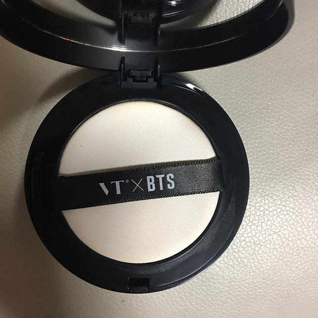 防弾少年団(BTS)(ボウダンショウネンダン)のVT×BTSコラボ コラーゲンパクト ブラック コスメ/美容のベースメイク/化粧品(ファンデーション)の商品写真