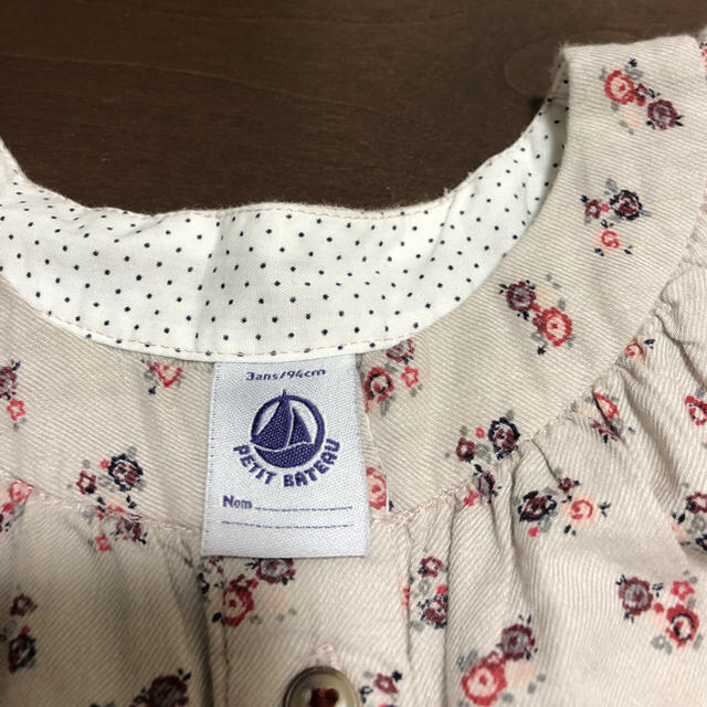 PETIT BATEAU(プチバトー)のプチバトー長袖花柄ブラウス 94cm キッズ/ベビー/マタニティのキッズ服女の子用(90cm~)(Tシャツ/カットソー)の商品写真