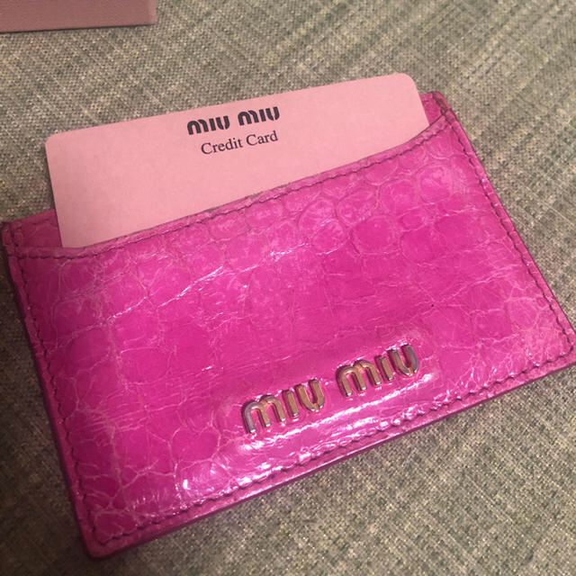 miumiu(ミュウミュウ)の正規品！miumiu クロコパスカード レディースのファッション小物(名刺入れ/定期入れ)の商品写真