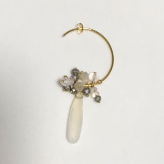 アッシュペーフランス(H.P.FRANCE)の【美品】Sweet pea✴︎ ホワイト＆グレーピアス(ピアス)