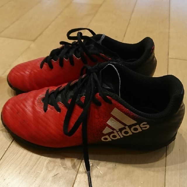 adidas(アディダス)のadidasトレーニングシューズ スポーツ/アウトドアのサッカー/フットサル(シューズ)の商品写真