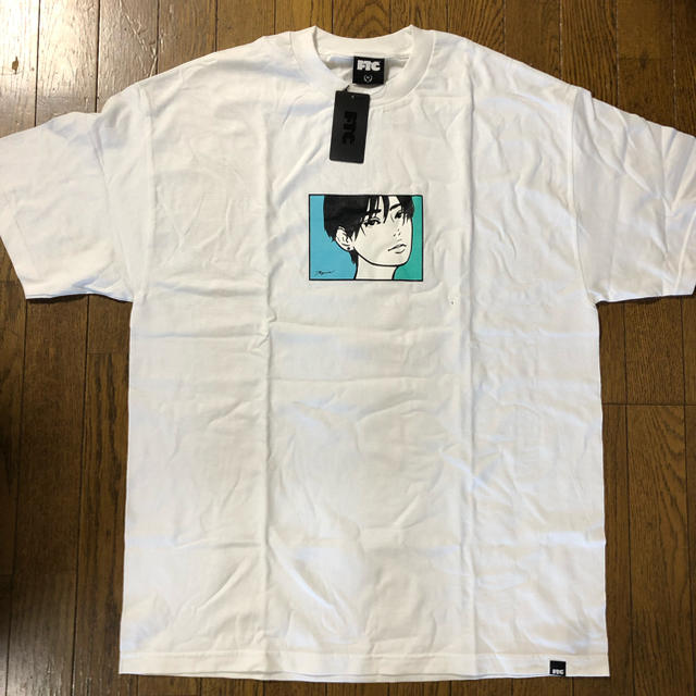 FTC(エフティーシー)のWHITE XL FTC × KYNE  TEE  メンズのトップス(Tシャツ/カットソー(半袖/袖なし))の商品写真