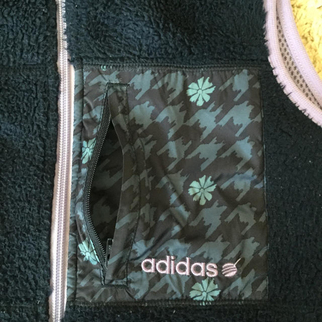 adidas(アディダス)のフリースベスト レディースのトップス(ベスト/ジレ)の商品写真