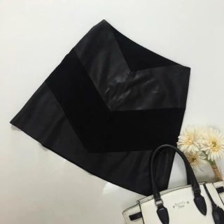 ザラ(ZARA)のZARA ザラ♡レザースカート  黒  スナイデル、セシルマクビーお好きな方にも(ひざ丈スカート)