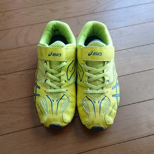 asics(アシックス)のアシックス  レザービーム スニーカー 23.5 キッズ/ベビー/マタニティのキッズ靴/シューズ(15cm~)(スニーカー)の商品写真