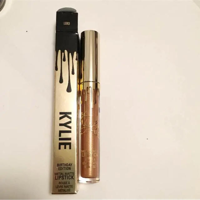 Kylie Cosmetics(カイリーコスメティックス)のカイリーコスメ kylie lip Lord グロス バースデー 限定 コスメ/美容のベースメイク/化粧品(リップグロス)の商品写真