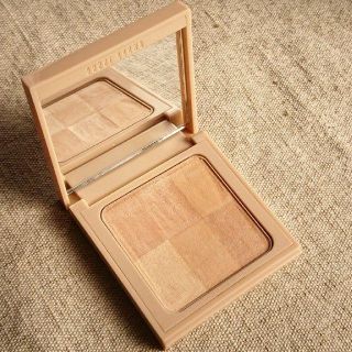 ボビイブラウン(BOBBI BROWN)のボビィブラウン ヌード フィニッシュ イルミネイティング パウダー  0(フェイスパウダー)