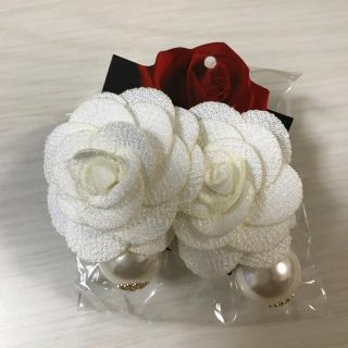 ダチュラ(DaTuRa)のダチュラ さくりなコラボ 白バラ ピアス(ピアス)