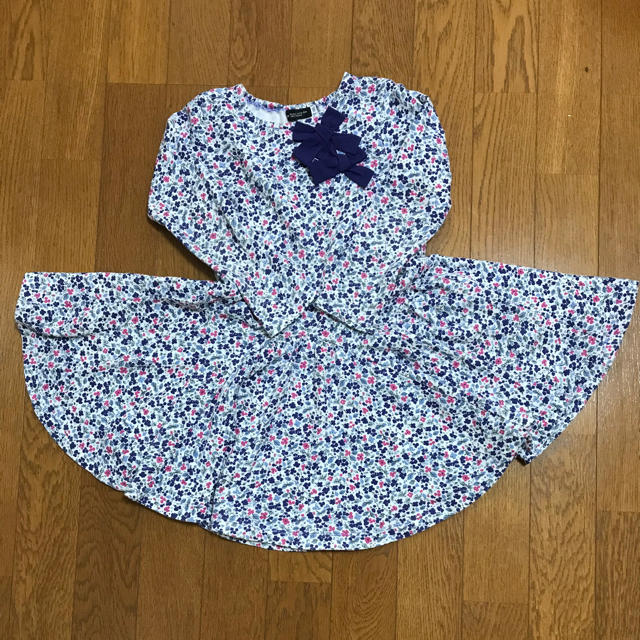 BeBe(ベベ)のBEBE べべ 花柄 ワンピース 110 キッズ/ベビー/マタニティのキッズ服女の子用(90cm~)(ワンピース)の商品写真