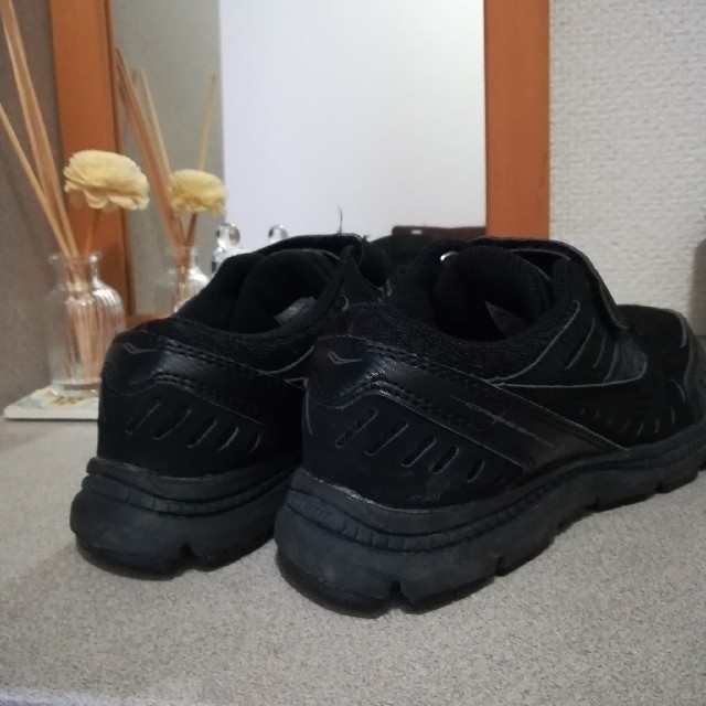 SAUCONY(サッカニー)のサッカニー　キッズスニーカー　黒 キッズ/ベビー/マタニティのキッズ靴/シューズ(15cm~)(スニーカー)の商品写真