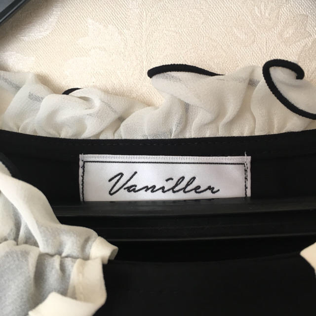 le reve vaniller(ル レーヴ ヴァニレ)のle reve vanillerフリルメローブラウス ブラック レディースのトップス(シャツ/ブラウス(長袖/七分))の商品写真