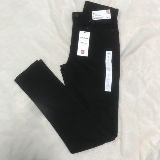 ユニクロ(UNIQLO)の新品 UNIQLO EZY スキニーフィット カラージーンズ ブラック M(カジュアルパンツ)