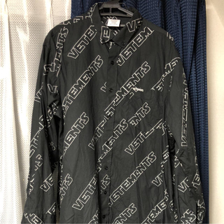 バレンシアガ(Balenciaga)の【18SS】VETEMENTS/ロゴプリントオーバーサイズシャツ ブラック(シャツ)