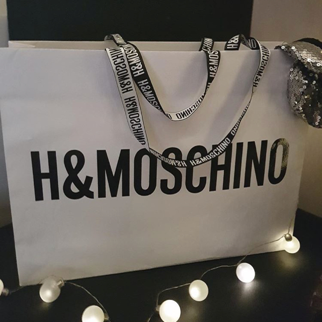 MOSCHINO(モスキーノ)のH&M MOSCHINO モスキーノ／ハンガー付 パターンフライトジャケット レディースのジャケット/アウター(ナイロンジャケット)の商品写真