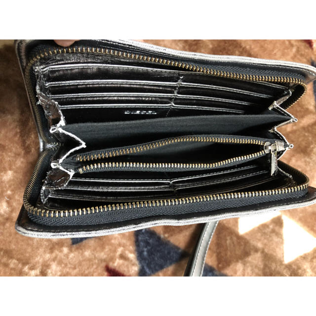 DIESEL(ディーゼル)のシルバー スター 財布 ストラップ付き レディースのファッション小物(財布)の商品写真