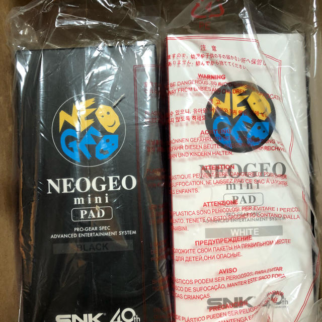 NEOGEO(ネオジオ)の新品未開封 NEOGEO miniPAD 白黒2台セット エンタメ/ホビーのゲームソフト/ゲーム機本体(その他)の商品写真