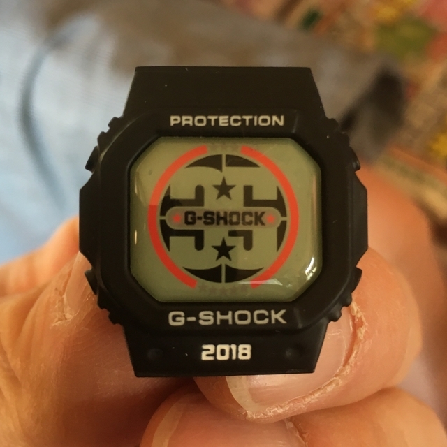 G-SHOCK(ジーショック)の【非売品公式グッズ】カシオG-SHOCK35周年ピンバッジ メンズの時計(腕時計(アナログ))の商品写真