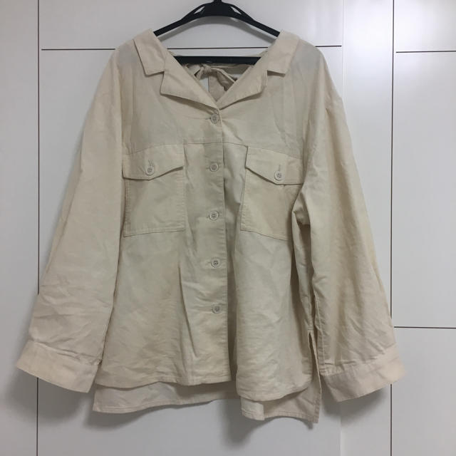 w closet(ダブルクローゼット)の後ろリボンビッグシャツ レディースのトップス(シャツ/ブラウス(長袖/七分))の商品写真