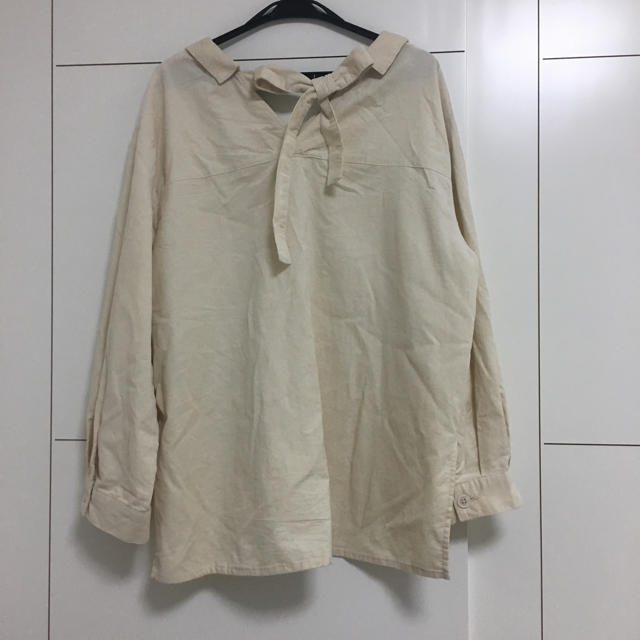 w closet(ダブルクローゼット)の後ろリボンビッグシャツ レディースのトップス(シャツ/ブラウス(長袖/七分))の商品写真