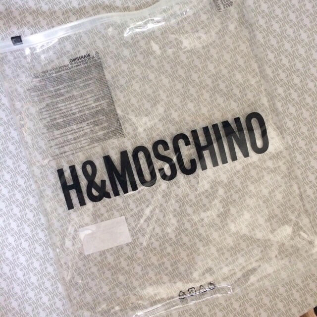 MOSCHINO(モスキーノ)のモスキーノ H&M PVC ビニール クラッチバッグ バッグインバッグ レディースのバッグ(クラッチバッグ)の商品写真