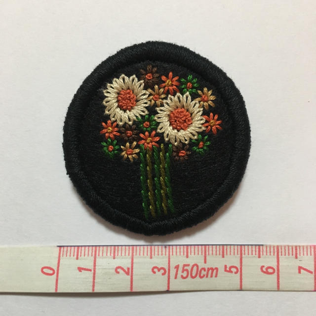 153.お花の刺繍ブローチ✴︎受注製作 ハンドメイドのアクセサリー(コサージュ/ブローチ)の商品写真