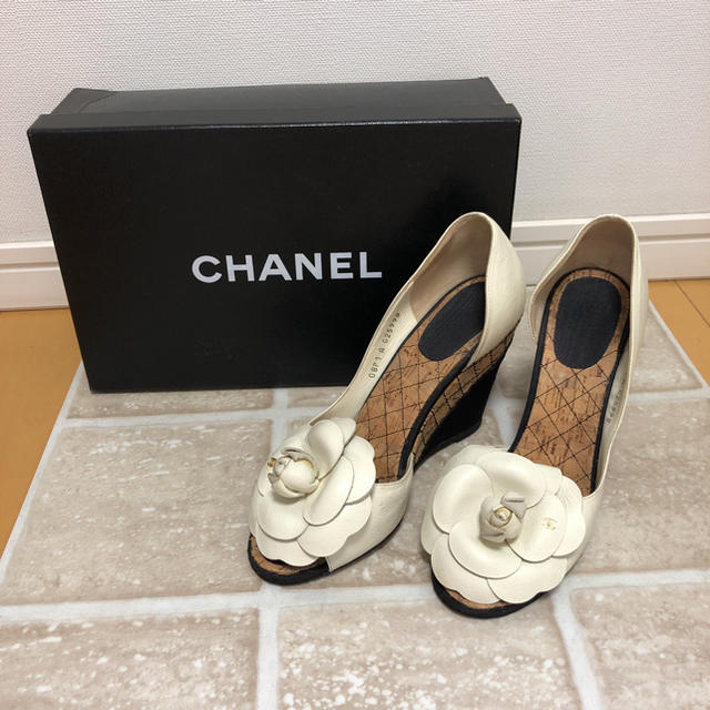 CHANEL(シャネル)のCHANEL カメリア パンプス レディースの靴/シューズ(ハイヒール/パンプス)の商品写真