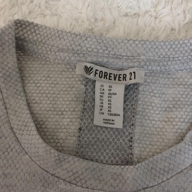 FOREVER 21(フォーエバートゥエンティーワン)のフォーエバー21 タンクトップ グレー&ブラック スポーツ/アウトドアのトレーニング/エクササイズ(ヨガ)の商品写真