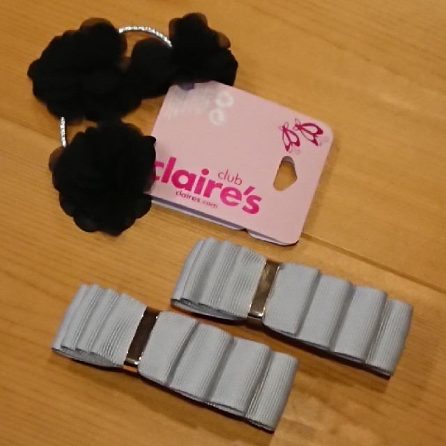 claire's(クレアーズ)の【新品】claire's 黒いお花のヘアゴム ＆ グレーのバレッタ ２個 レディースのヘアアクセサリー(バレッタ/ヘアクリップ)の商品写真