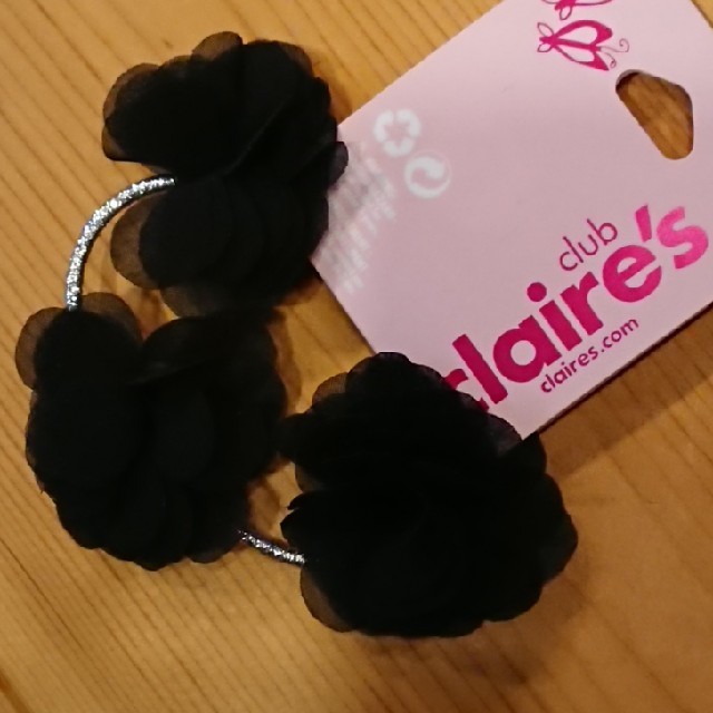 claire's(クレアーズ)の【新品】claire's 黒いお花のヘアゴム ＆ グレーのバレッタ ２個 レディースのヘアアクセサリー(バレッタ/ヘアクリップ)の商品写真