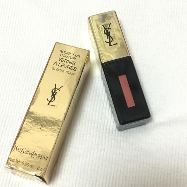 Yves Saint Laurent Beaute(イヴサンローランボーテ)のYSL ルージュピュールクチュールヴェルニ No.7 コスメ/美容のベースメイク/化粧品(口紅)の商品写真