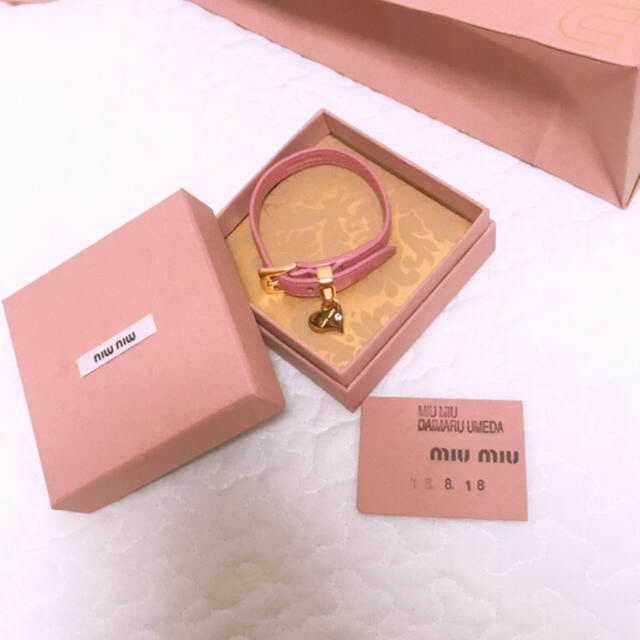 miumiu(ミュウミュウ)のmiumiu  マドラスレザーブレスレット[新品](リボン、箱付き) レディースのアクセサリー(ブレスレット/バングル)の商品写真