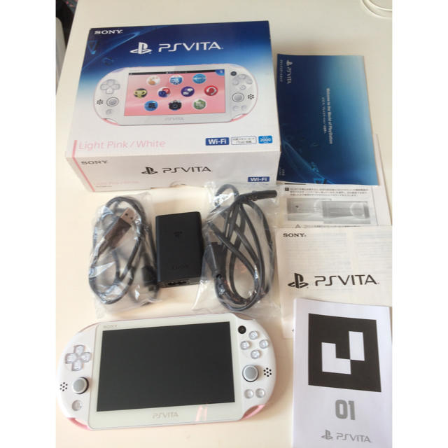 PlayStation Vita(プレイステーションヴィータ)のPS VITA 本体 PCH-2000 ライトピンク エンタメ/ホビーのゲームソフト/ゲーム機本体(携帯用ゲーム機本体)の商品写真
