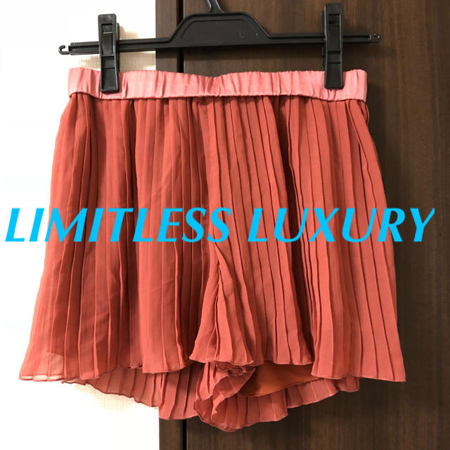 LIMITLESS LUXURY(リミットレスラグジュアリー)のLIMITLESS LUXURY テラコッタ シフォン プリーツ ショートパンツ レディースのパンツ(ショートパンツ)の商品写真