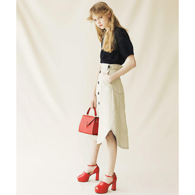 REDYAZEL(レディアゼル)のREDYAZEL ステッチ配色フロントボタンスカート   レディースのスカート(ひざ丈スカート)の商品写真