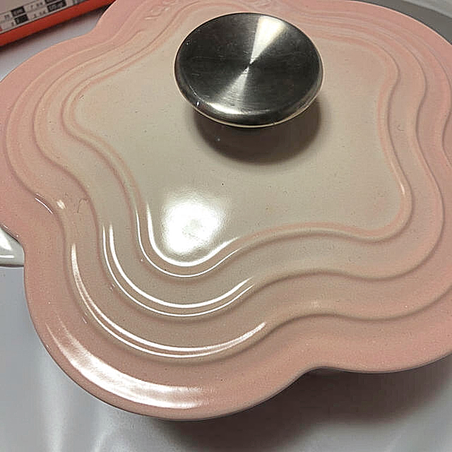 LE CREUSET(ルクルーゼ)のルクルーゼ  ココットフルール  パウダーピンク  美品 インテリア/住まい/日用品のキッチン/食器(鍋/フライパン)の商品写真